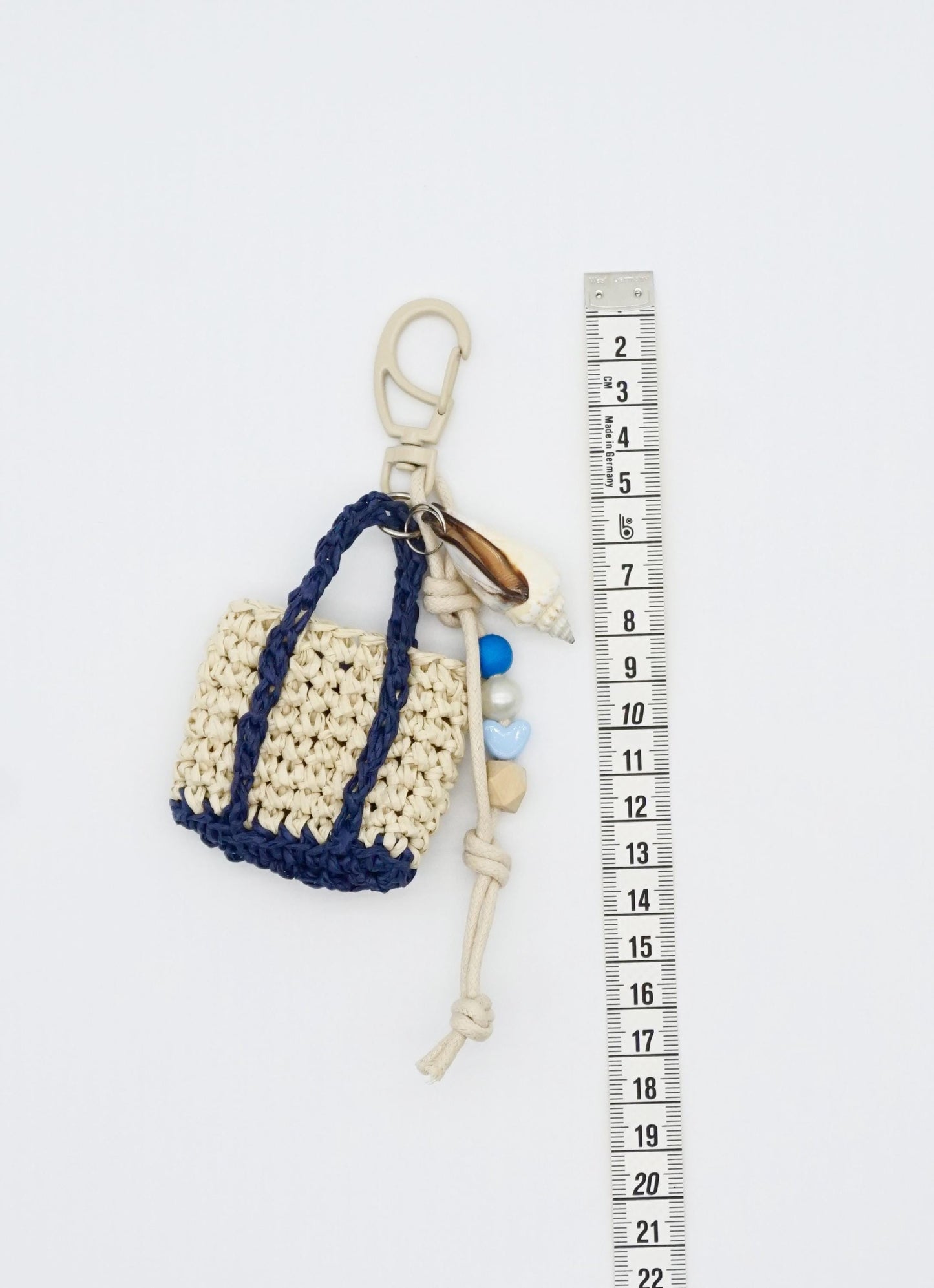 Crochet Raffia Mini Straw Tote Bag Charm – Conch Shell Beaded Keychain Accessory