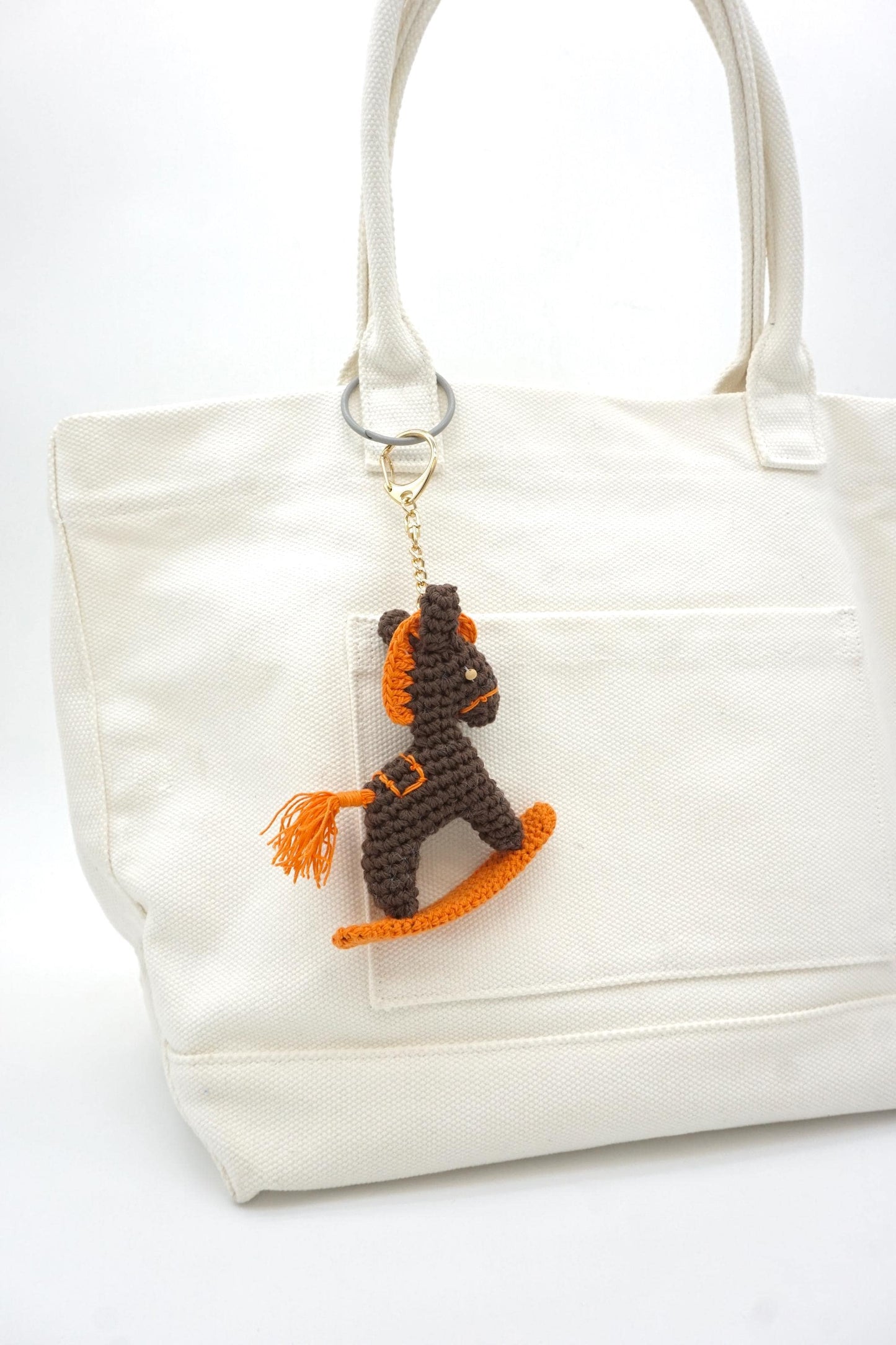 Raffia Rocking Horse Keychain – Natural Paper Cord Tassel Bag Charm – Personalized Whimsical Accessory