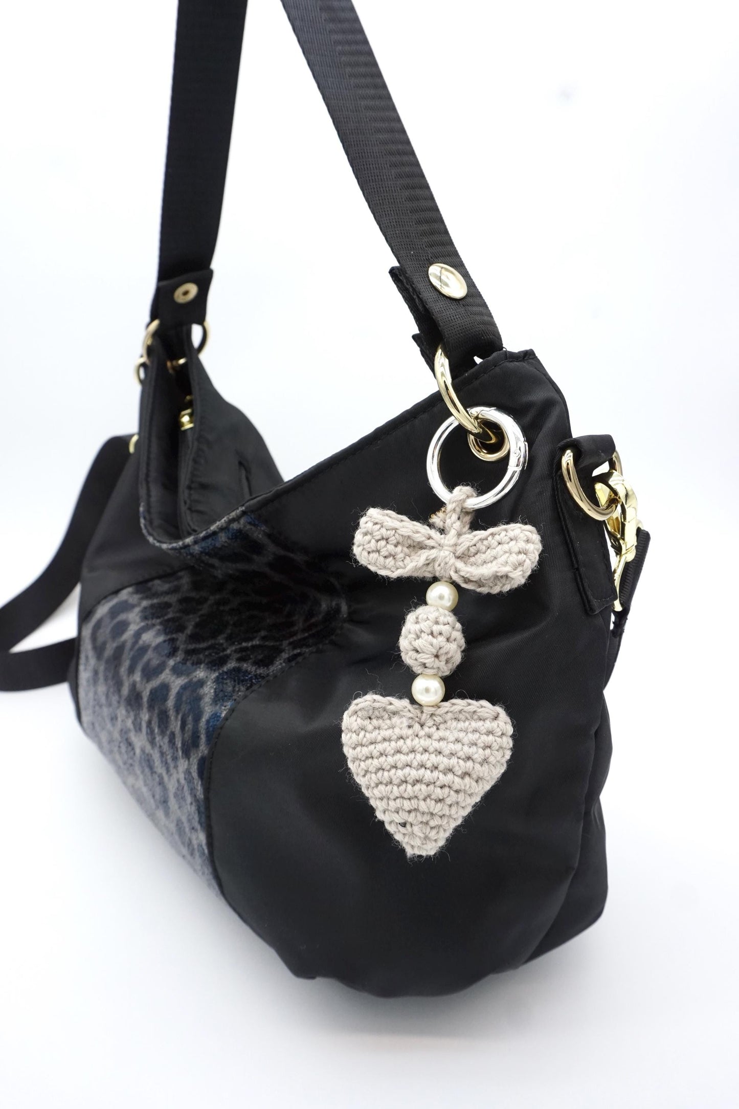 Hand-Crocheted Heart Charm – Pearl Name Bag Accessory – Natural Cotton Yarn Bag Pendant
