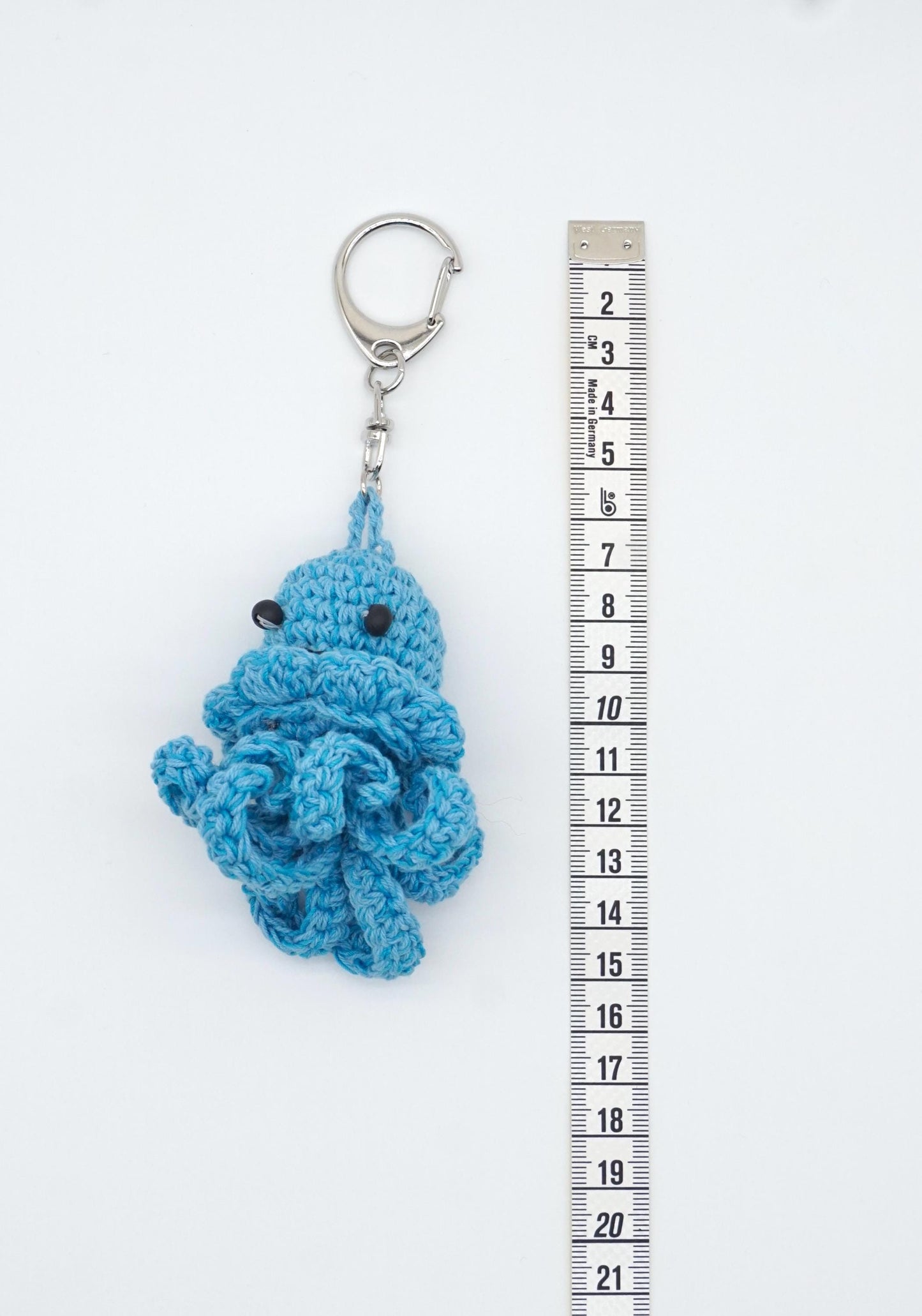 Raffia Crochet Jellyfish Keychain – Natural Paper Cord Tassel Bag Charm – Ocean Themed Accessory