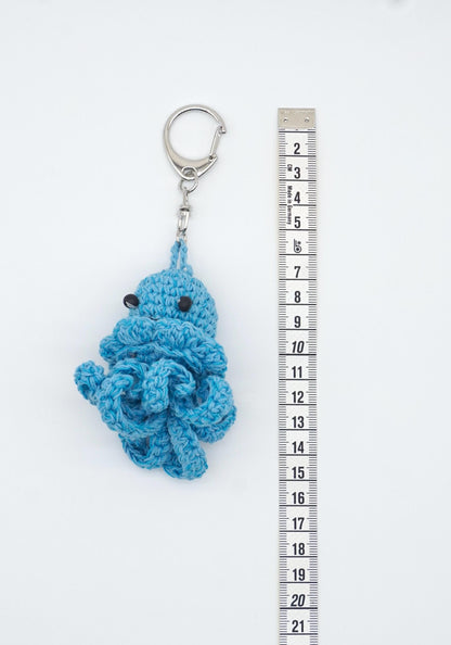 Raffia Crochet Jellyfish Keychain – Natural Paper Cord Tassel Bag Charm – Ocean Themed Accessory