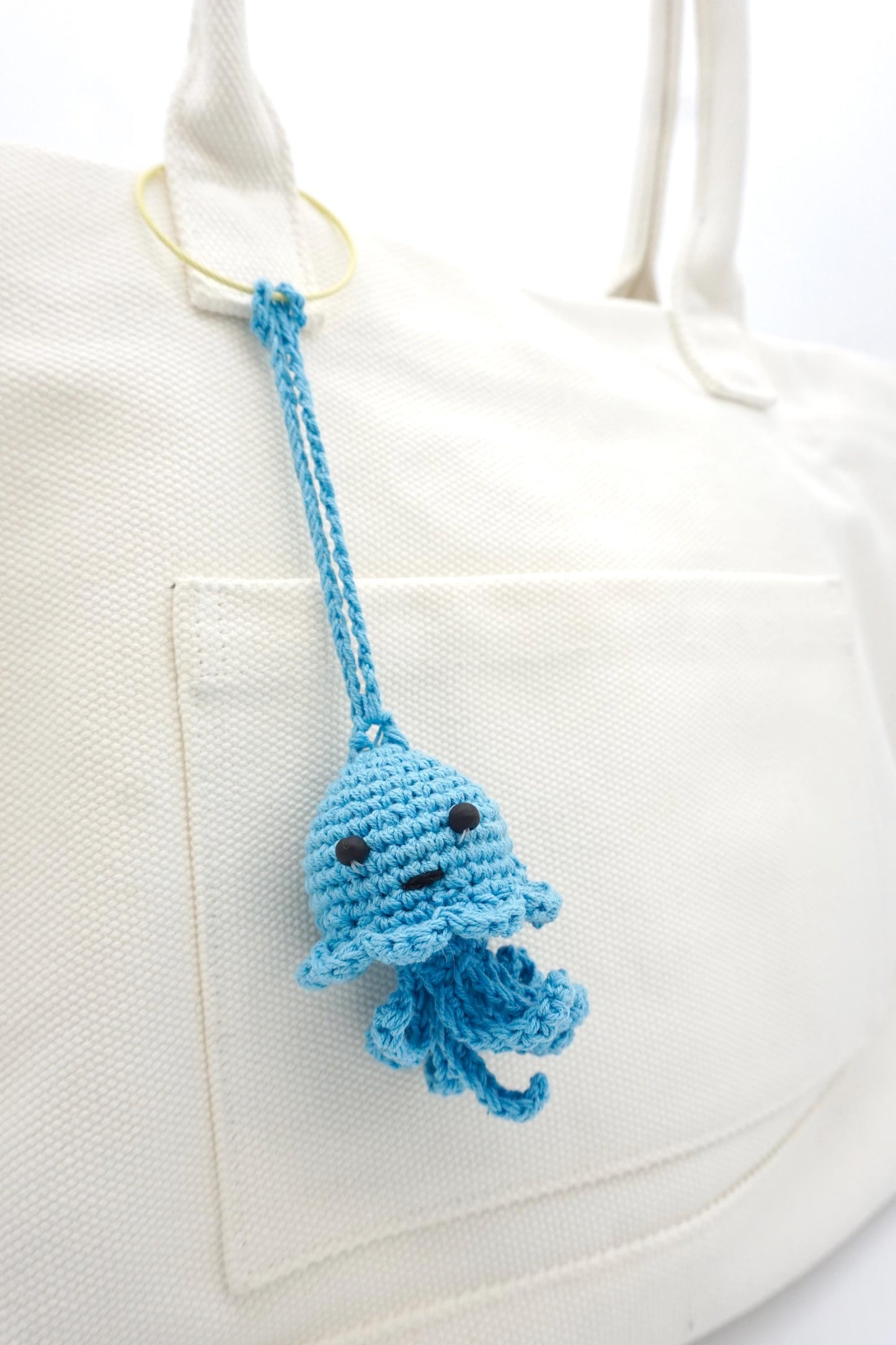 Raffia Crochet Jellyfish Keychain – Natural Paper Cord Tassel Bag Charm – Ocean Themed Accessory