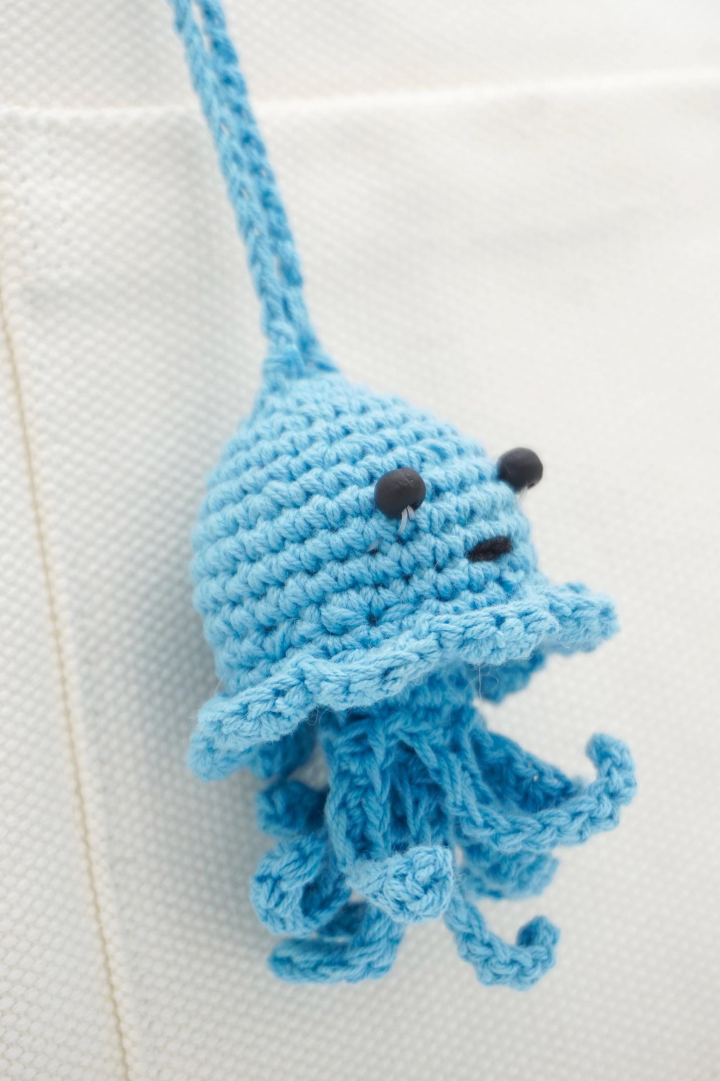 Raffia Crochet Jellyfish Keychain – Natural Paper Cord Tassel Bag Charm – Ocean Themed Accessory