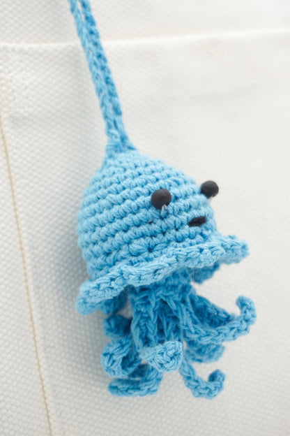 Raffia Crochet Jellyfish Keychain – Natural Paper Cord Tassel Bag Charm – Ocean Themed Accessory