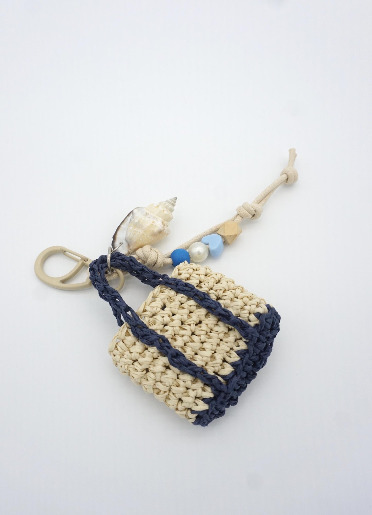 Crochet Raffia Mini Straw Tote Bag Charm – Conch Shell Beaded Keychain Accessory
