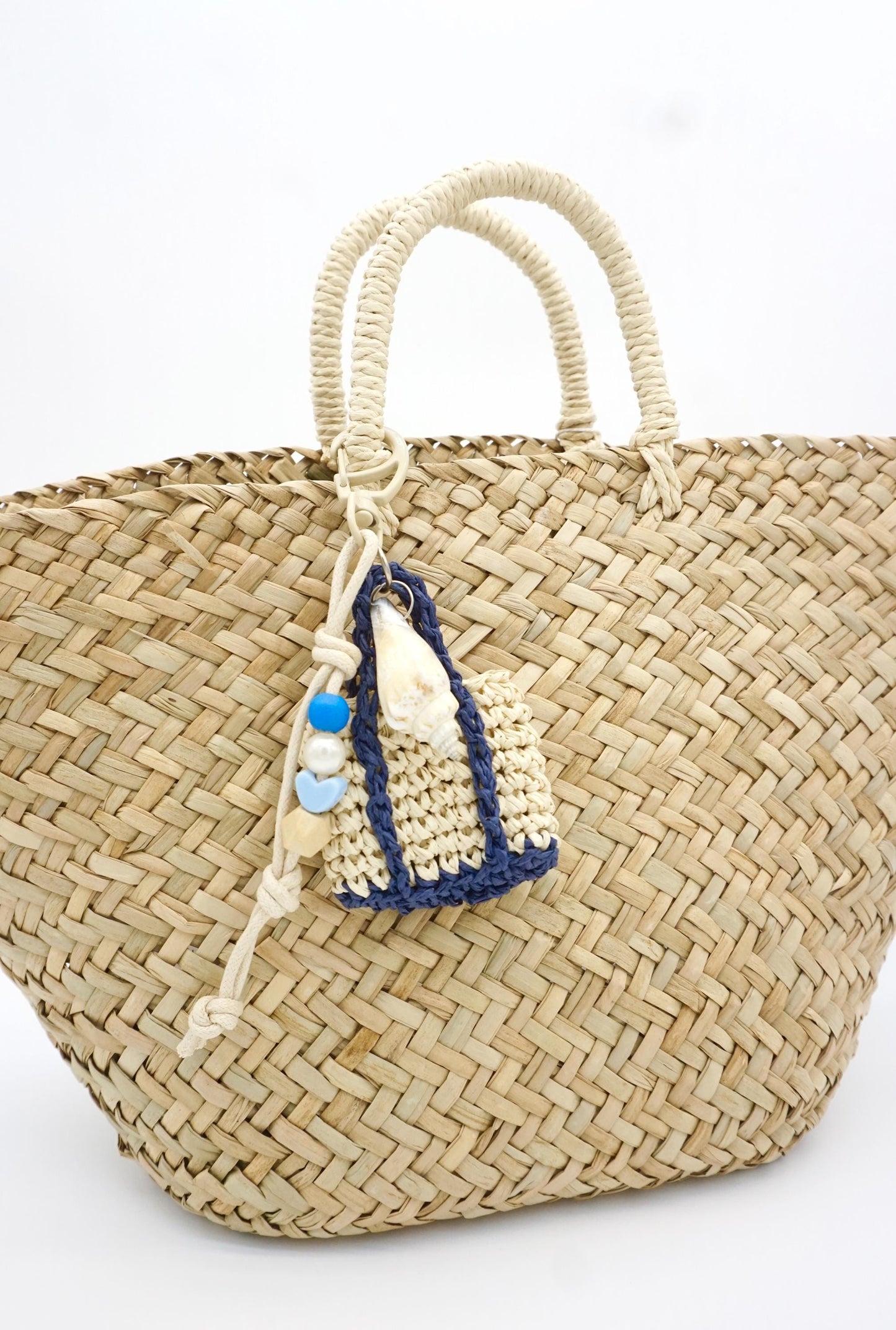 Crochet Raffia Mini Straw Tote Bag Charm – Conch Shell Beaded Keychain Accessory