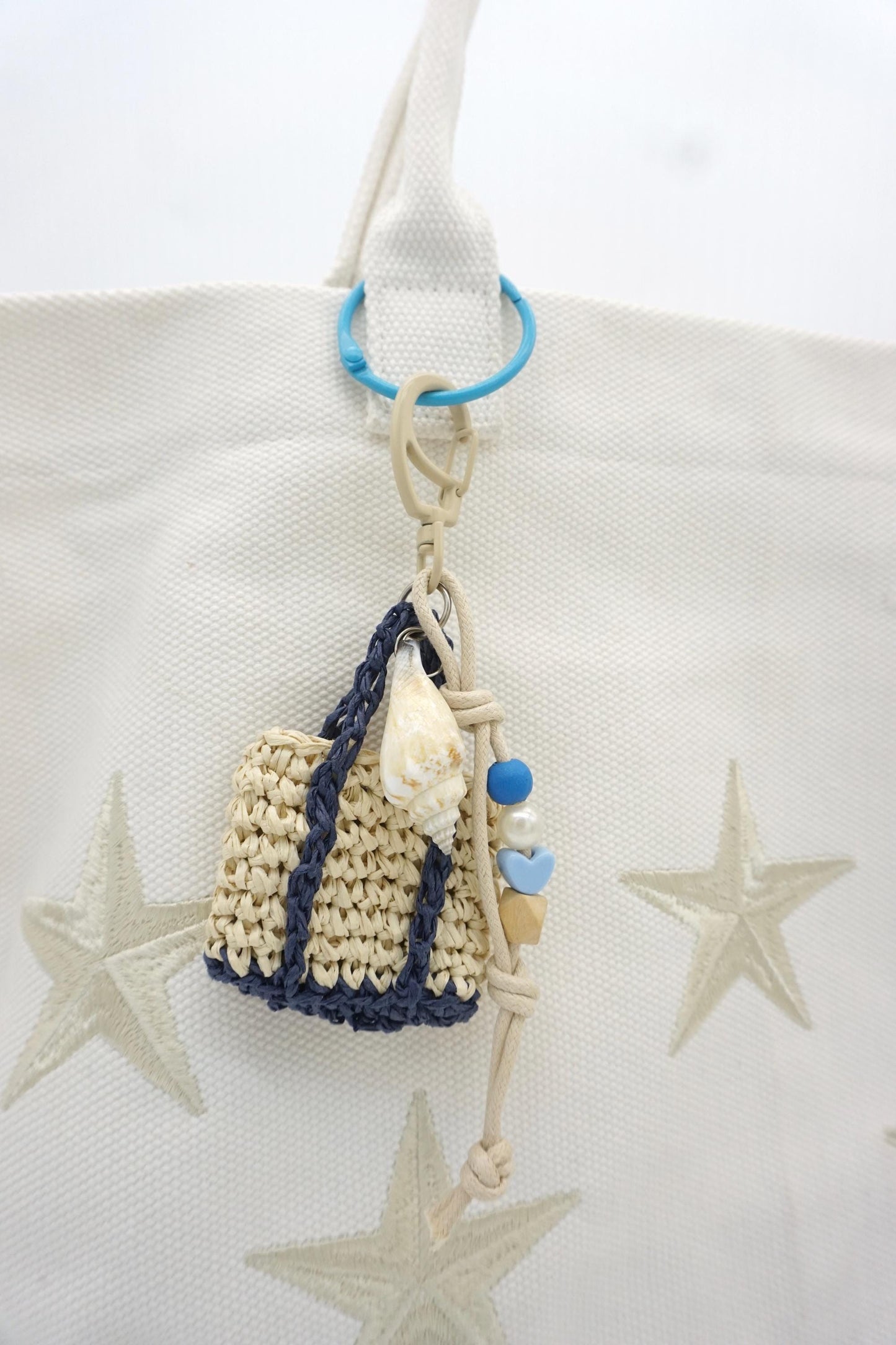 Crochet Raffia Mini Straw Tote Bag Charm – Conch Shell Beaded Keychain Accessory
