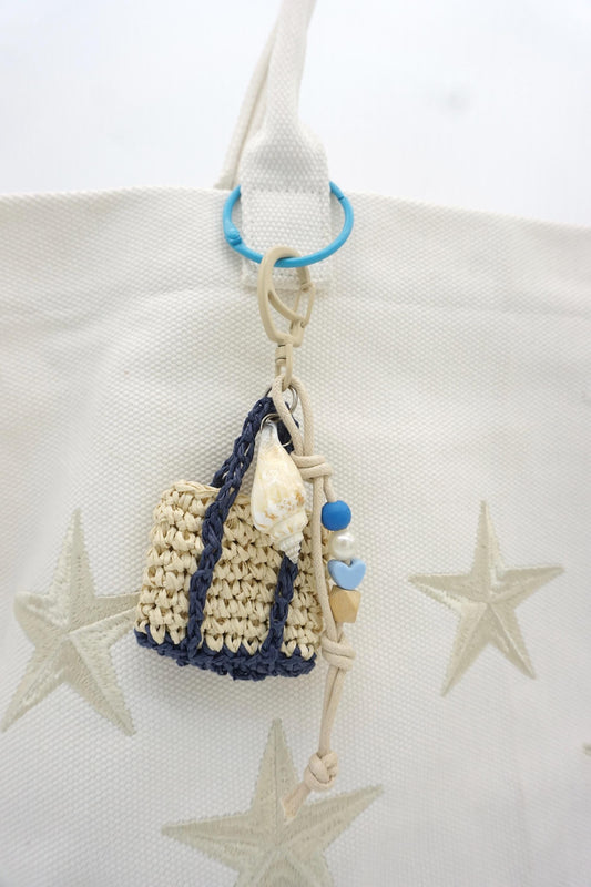 Crochet Raffia Mini Straw Tote Bag Charm – Conch Shell Beaded Keychain Accessory